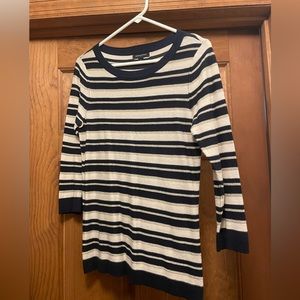 Banana Republic lightweight knit long-sleeve shirt. Size small. Like New.